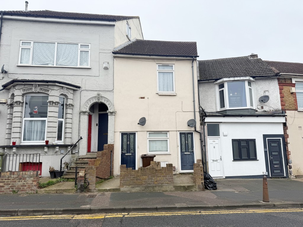 Lot: 121 - PAIR OF FLATS WITH PART VACANT POSSESSION - Mid terrace block of flats